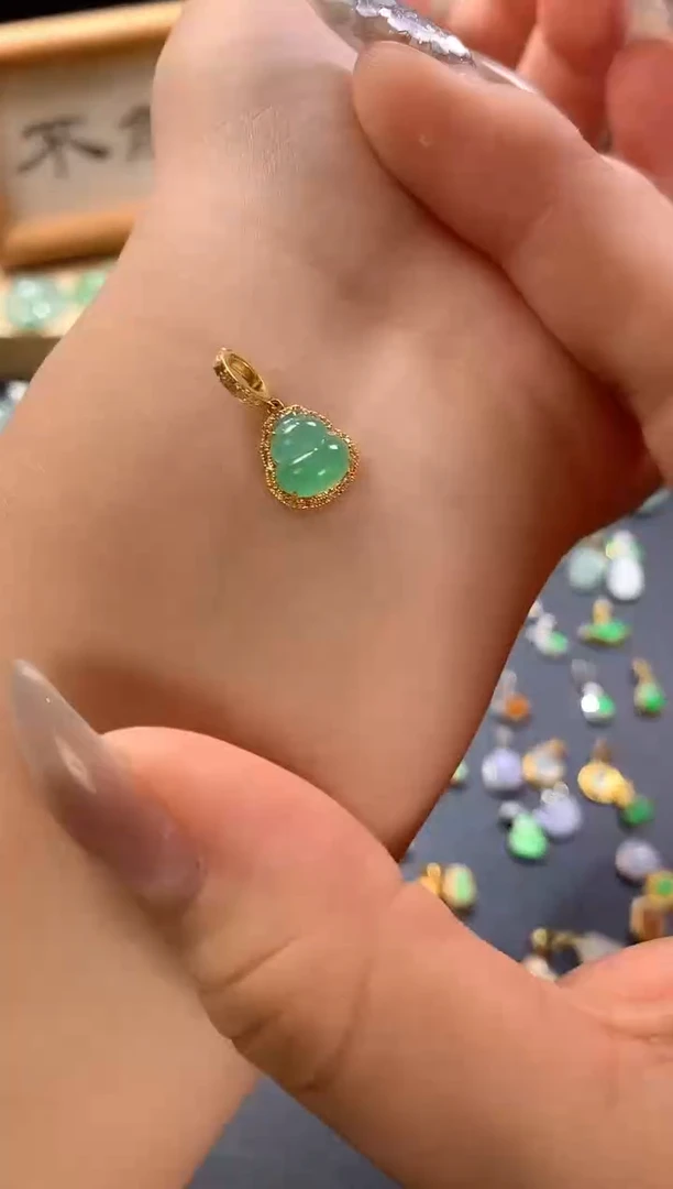 颈饰18K金镶嵌翡翠葫芦