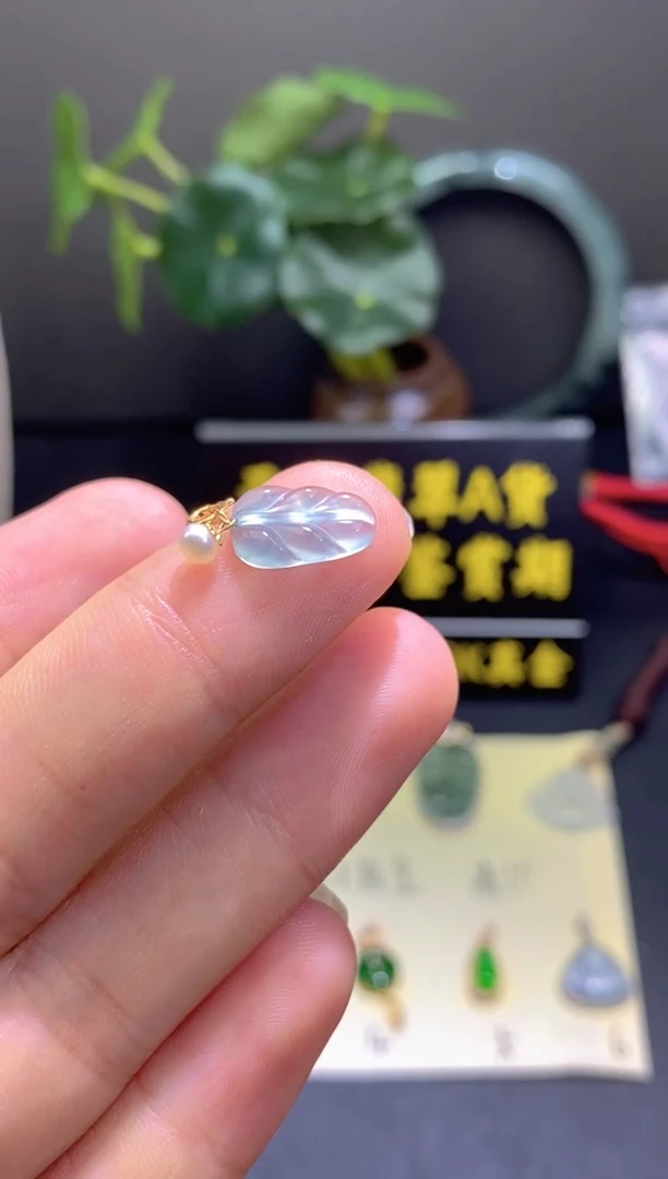 翡翠18K金镶嵌颈饰翡翠吊坠