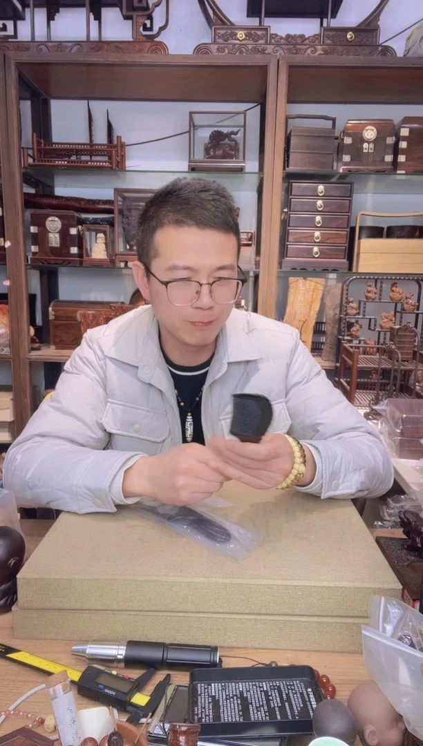【闪购商品】乌木类书架422牛角长柄梳  瑕疵