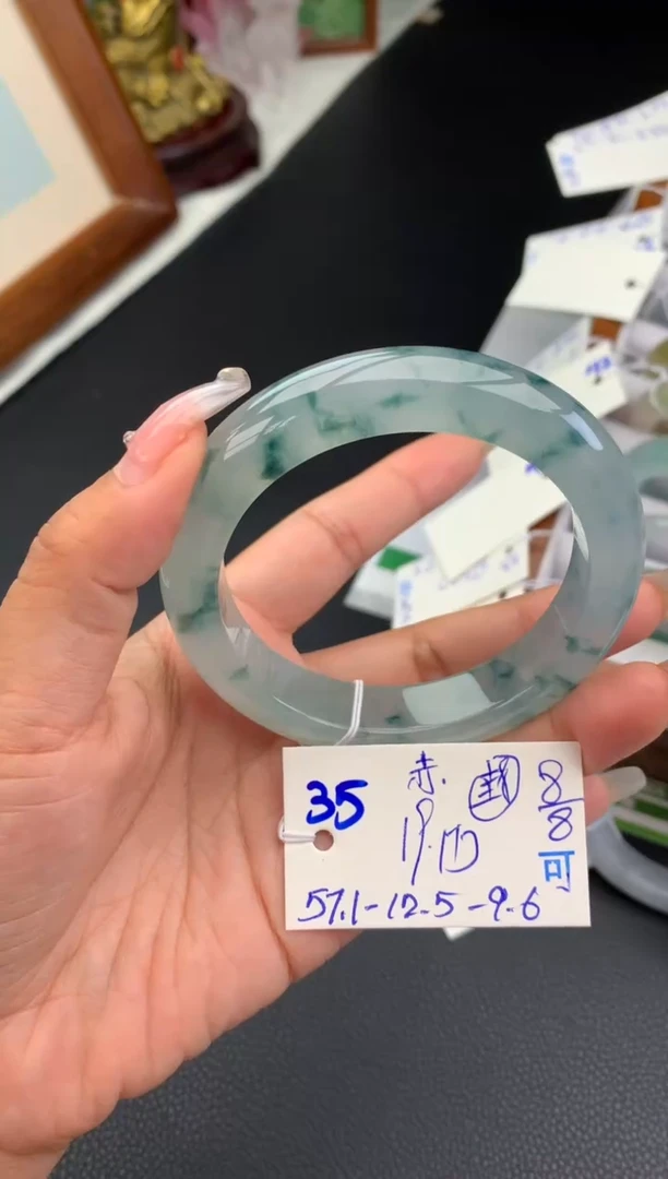 翡翠手镯未镶嵌赤**行手镯订金