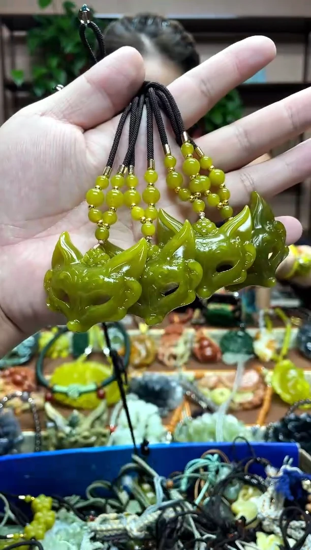 未镶嵌岫玉吊坠多样性发货发其中之一