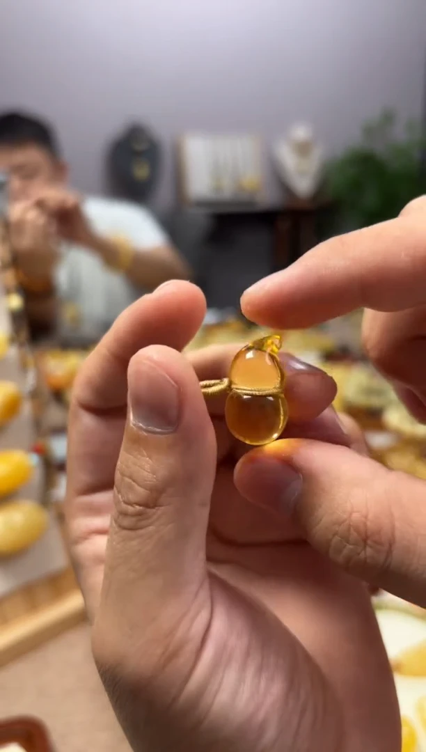 【闪购商品】蜜蜡裸石未镶嵌葫芦