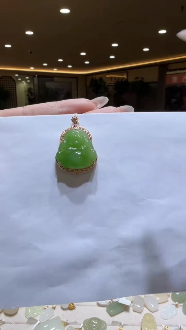 颈饰18K金镶嵌和田玉挂件