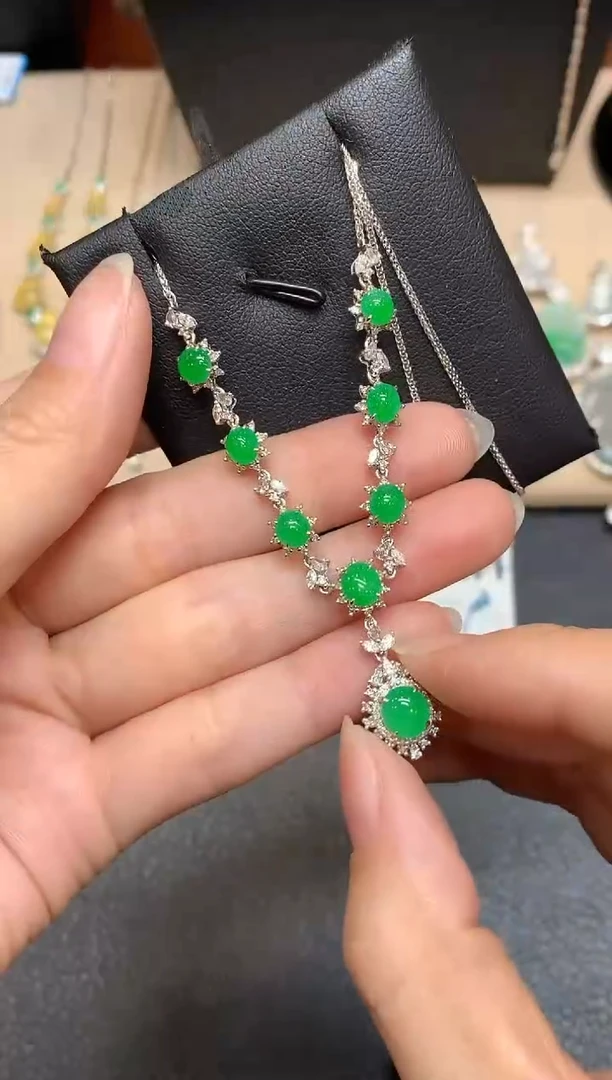 颈饰18K金镶嵌翡翠【无服务费