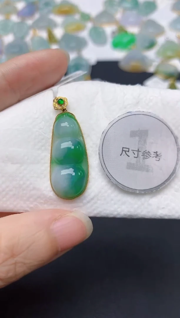 翡翠18K金镶嵌颈饰天然缅甸A货翡翠