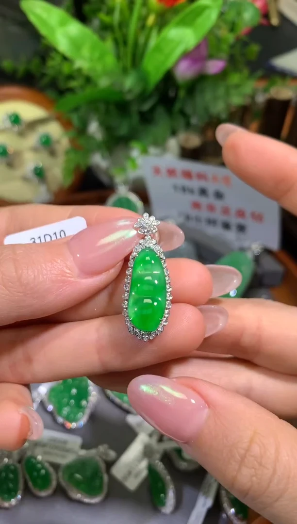 【闪购商品】翡翠颈饰18K金镶嵌豆子