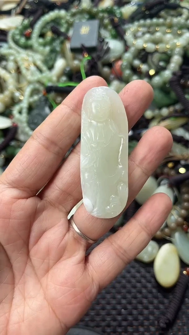 和田玉未镶嵌颈饰（多样性发一件）没有证书有瑕