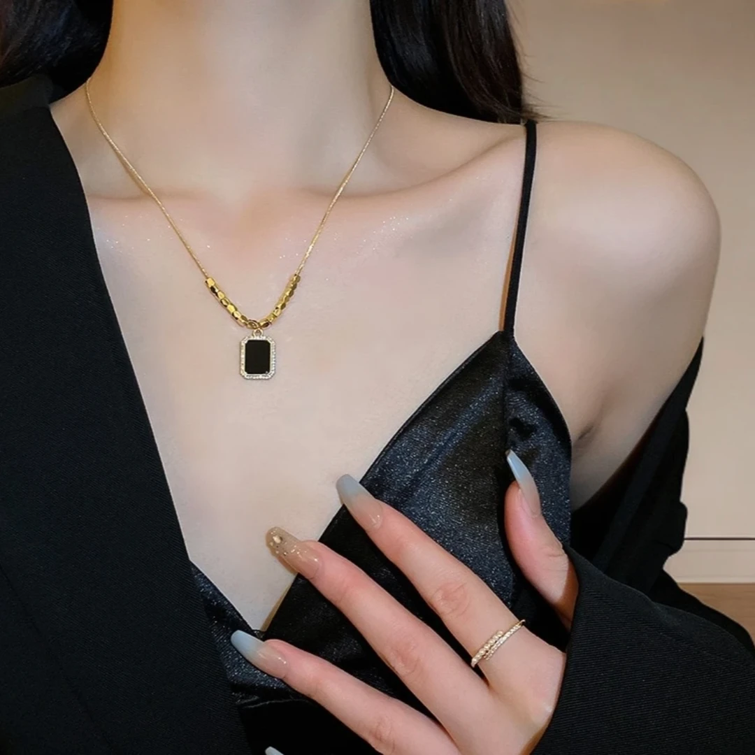 钛钢项链 镀K金 时尚高级感黑方牌轻奢毛衣链明星爆款秋冬新款