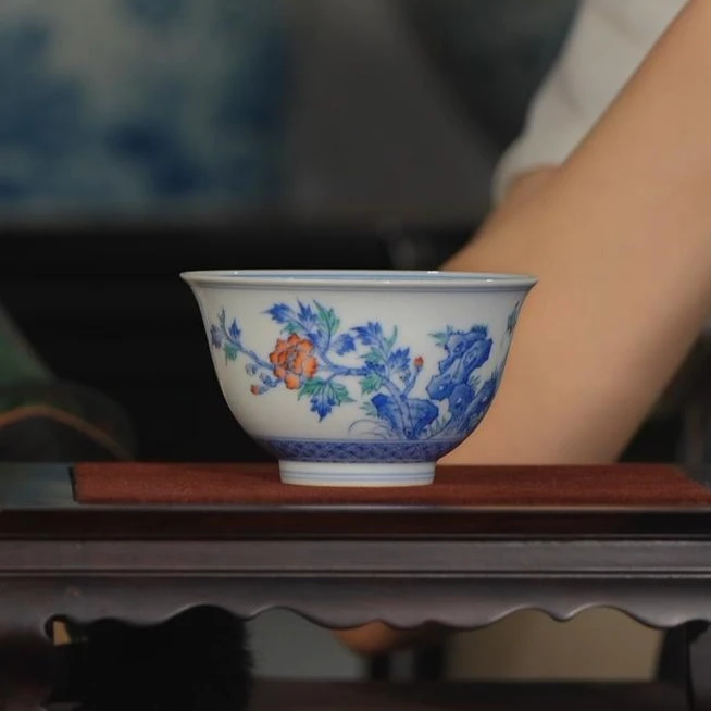 【墨舍名窑】涂杏花斗彩牡丹花蝶杯 txh135
