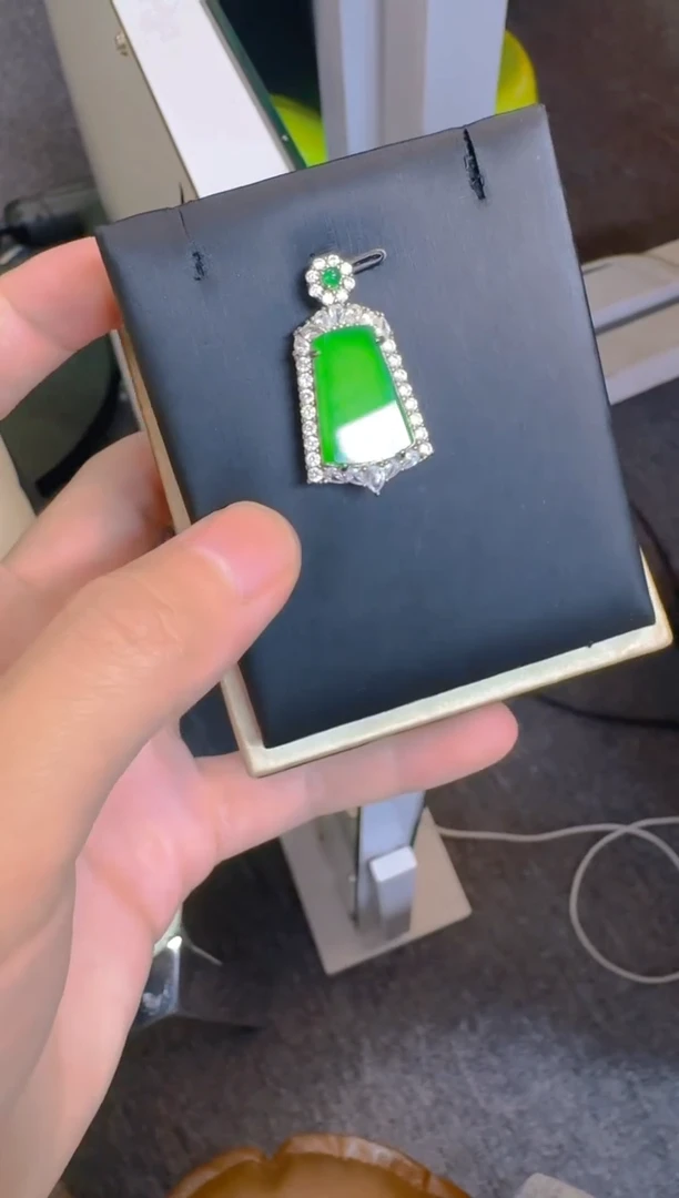 翡翠未镶嵌吊坠(赠链)天然A货翡翠