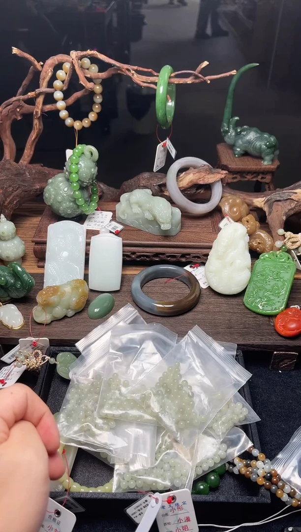 和田玉未镶嵌珠宝半成品卡6且末青白散珠多样性发一