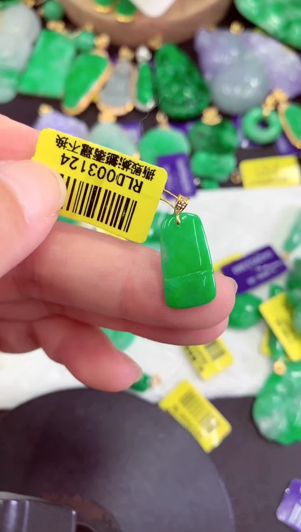 颈饰18K金镶嵌翡翠挂件