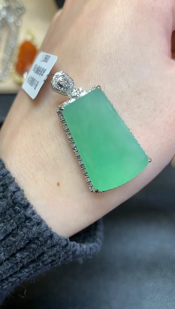 【闪购商品】翡翠颈饰18K金镶嵌无事牌【无服务费】