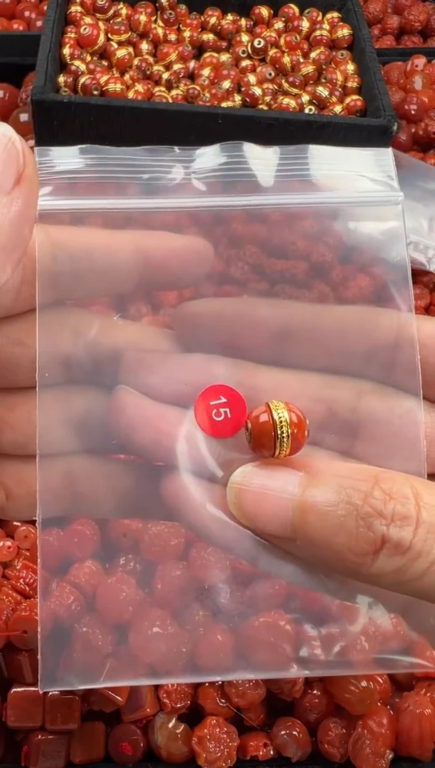 南红玛瑙未镶嵌颈饰1