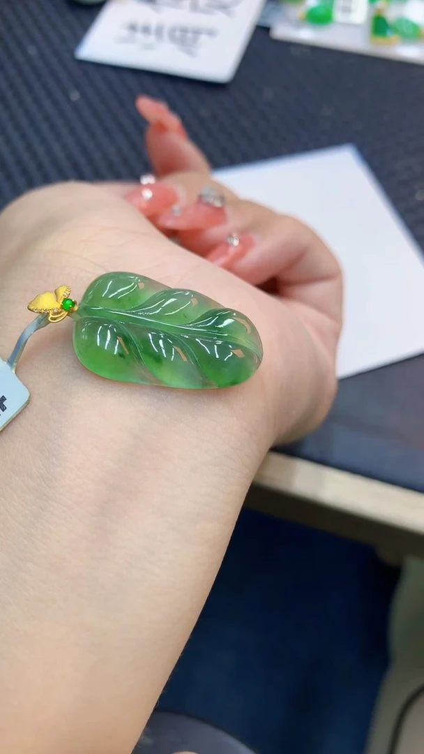 颈饰18K金镶嵌翡翠1