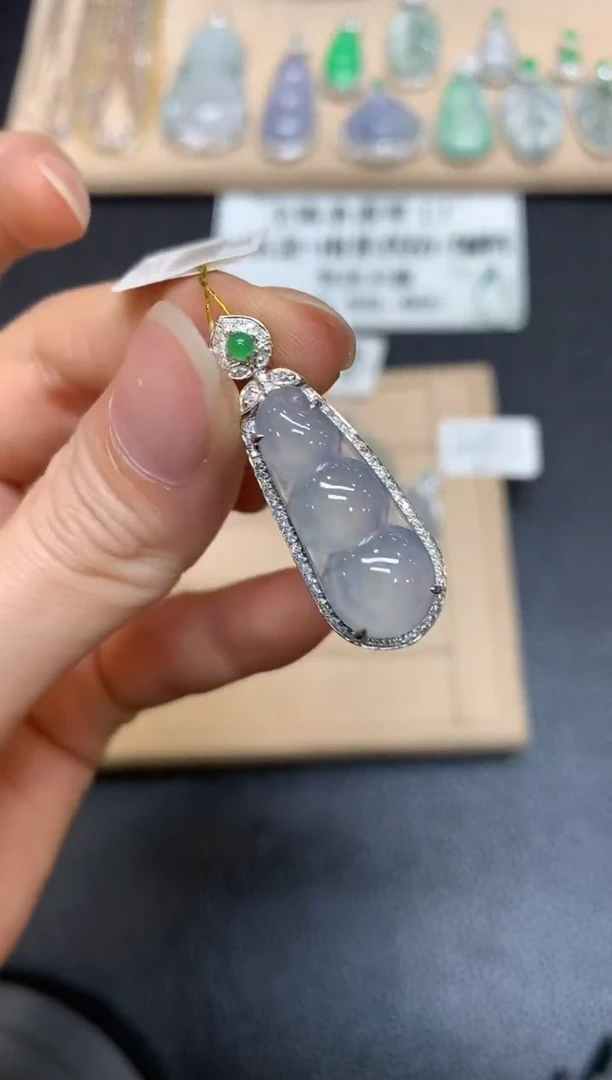 【闪购商品】翡翠颈饰18K金镶嵌福豆【无服务费多样性发其一