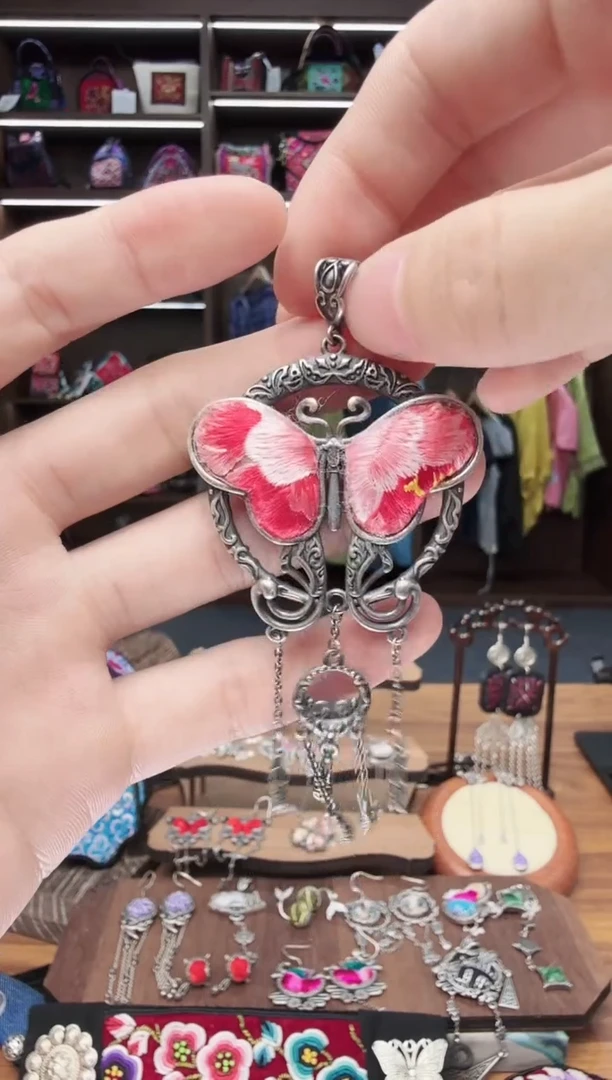 织绣84蒙阿苏苗绣传承店