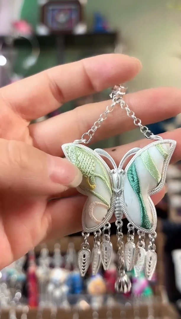 彩云南阁非遗老绣苗银饰品676