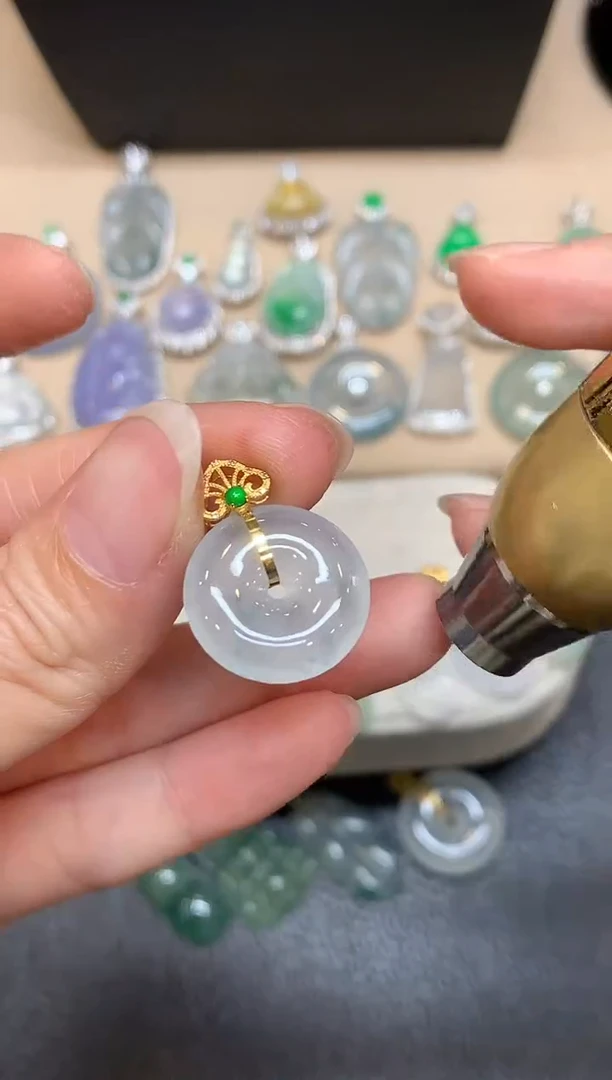 颈饰18K金镶嵌翡翠平安扣【无服务费