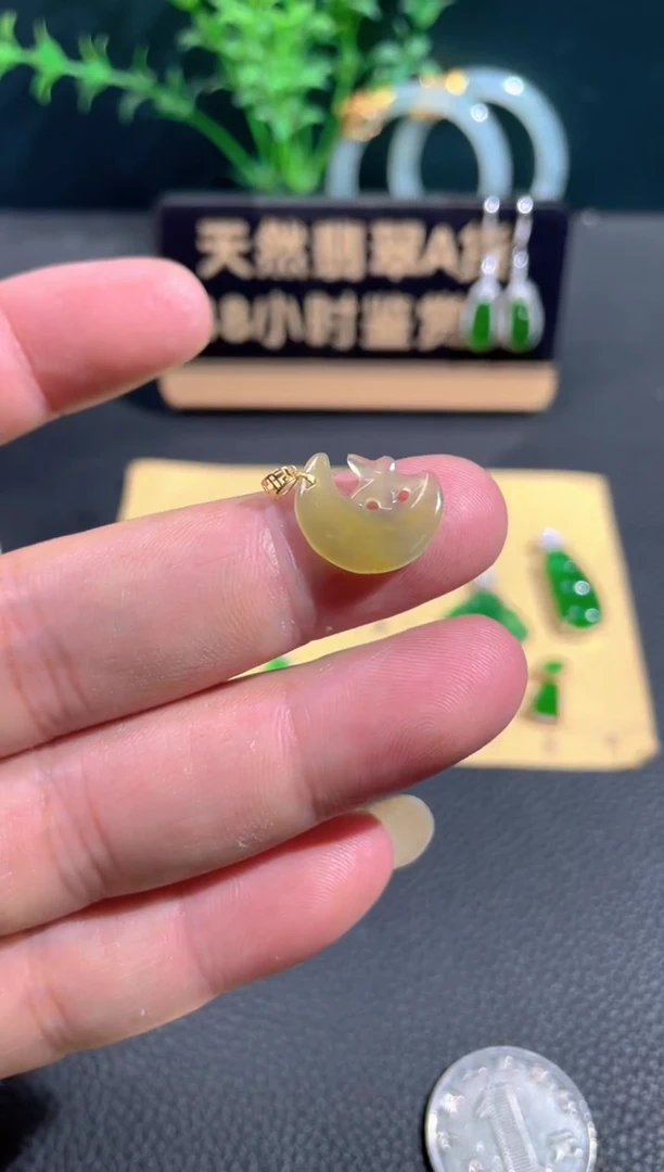 翡翠18K金镶嵌颈饰翡翠