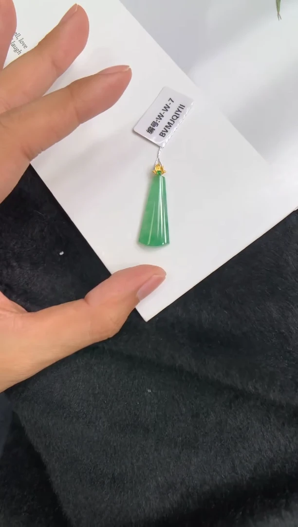 颈饰18K金镶嵌翡翠无事牌