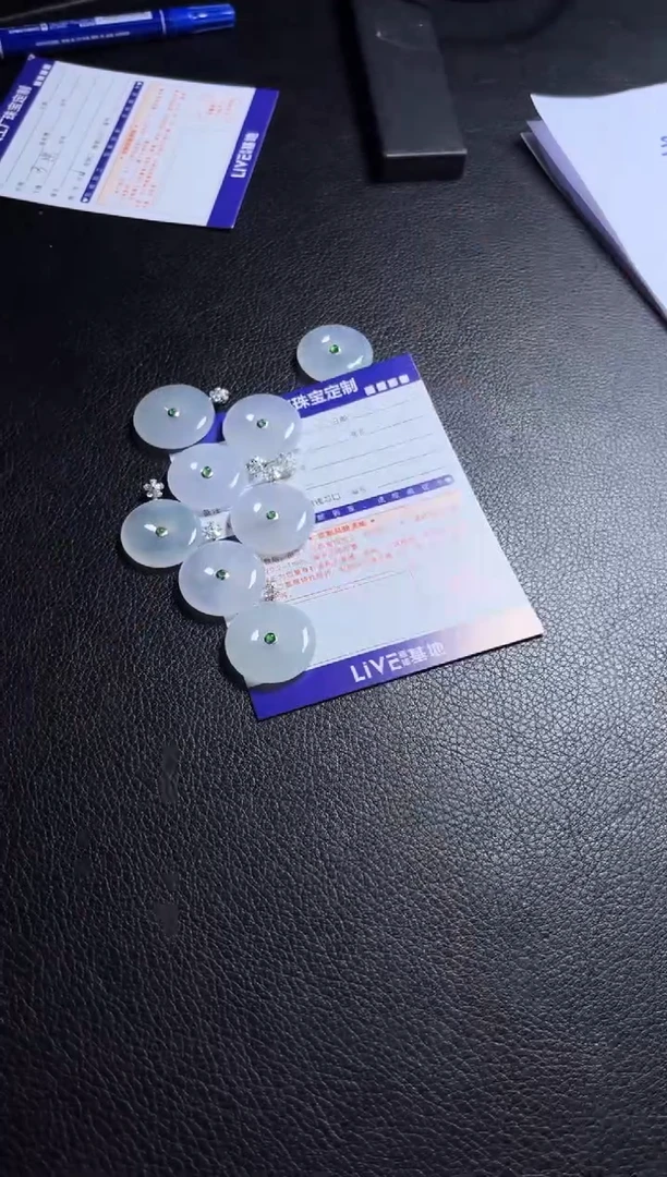 18K金镶嵌挂件翡翠/多样性发一件