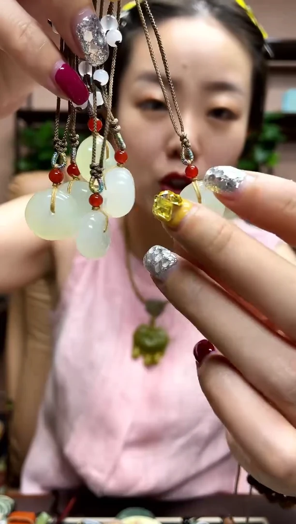 岫玉未镶嵌吊坠多样性发货发其中之一