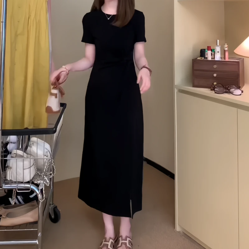 2025秋季时尚休闲设计款开叉赫本风宽松气质小黑裙百搭显瘦连衣裙
