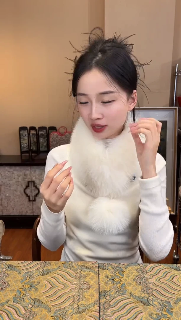 刺绣奶油白 米白 狐狸毛獭兔毛围脖
