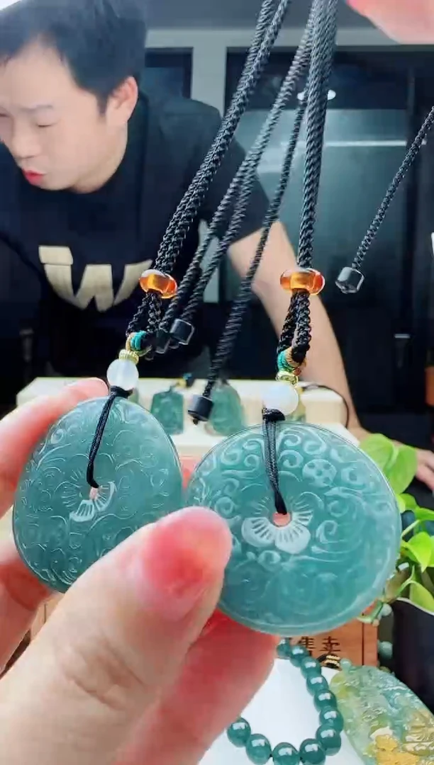 翡翠未镶嵌颈饰多样性发货其中一件
