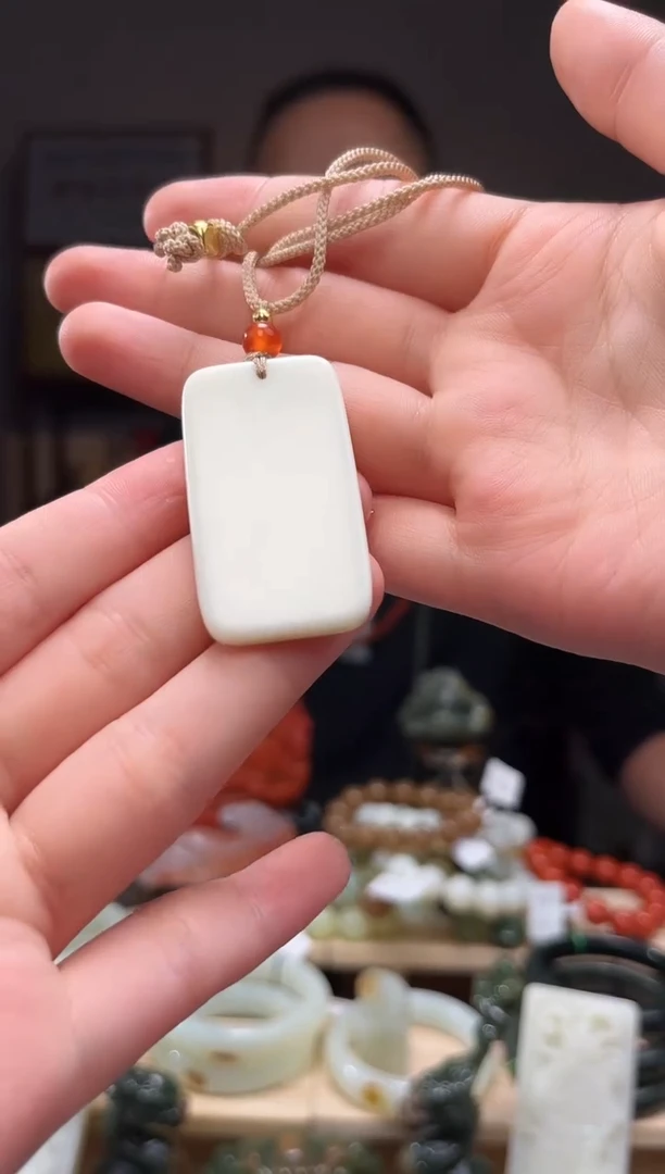 颈饰未镶嵌和田玉吊坠