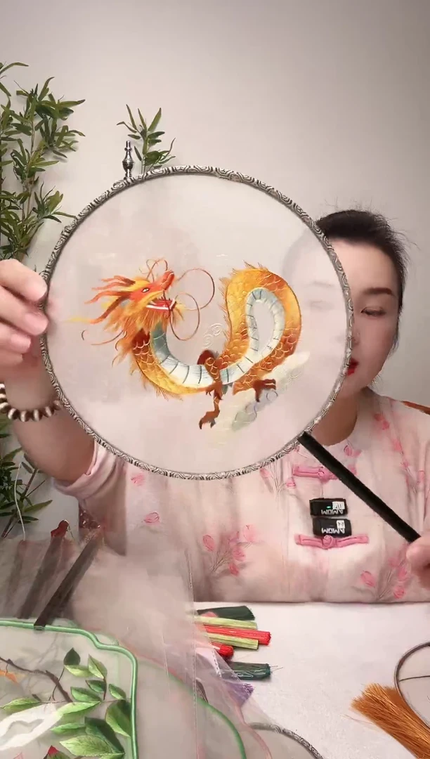 刺绣双面团扇绣花金龙