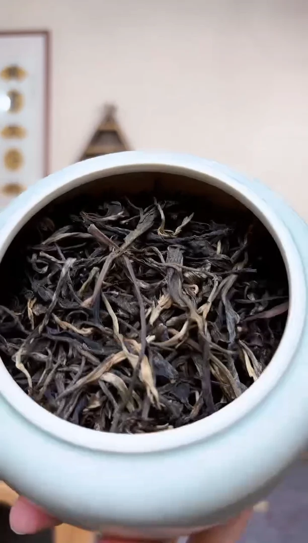 青花瓷茶叶罐装老班章