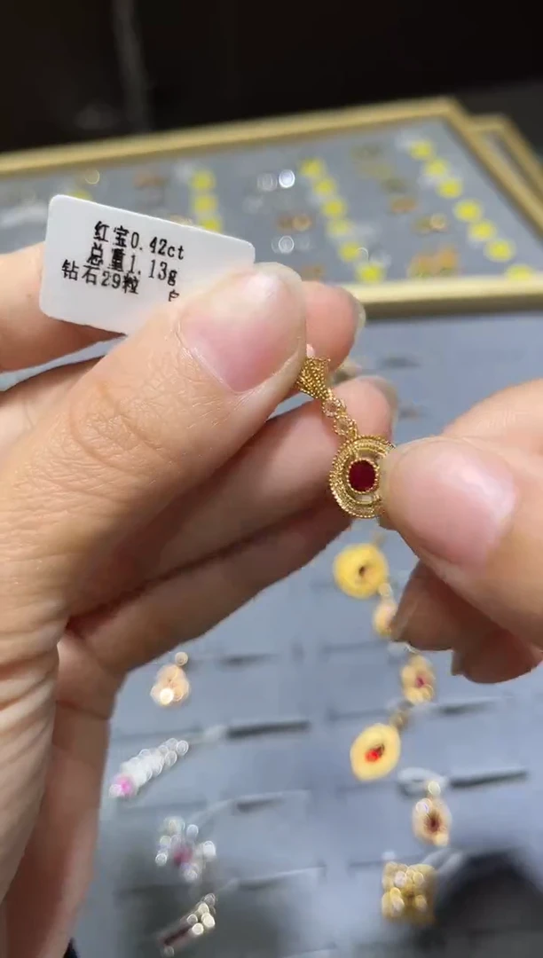 颈饰18K金镶嵌红宝石吊坠