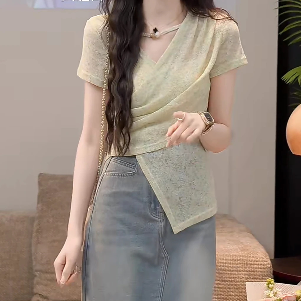 温柔风气质设计感V领收腰短袖T恤女2025新款夏季浅绿色显瘦上衣