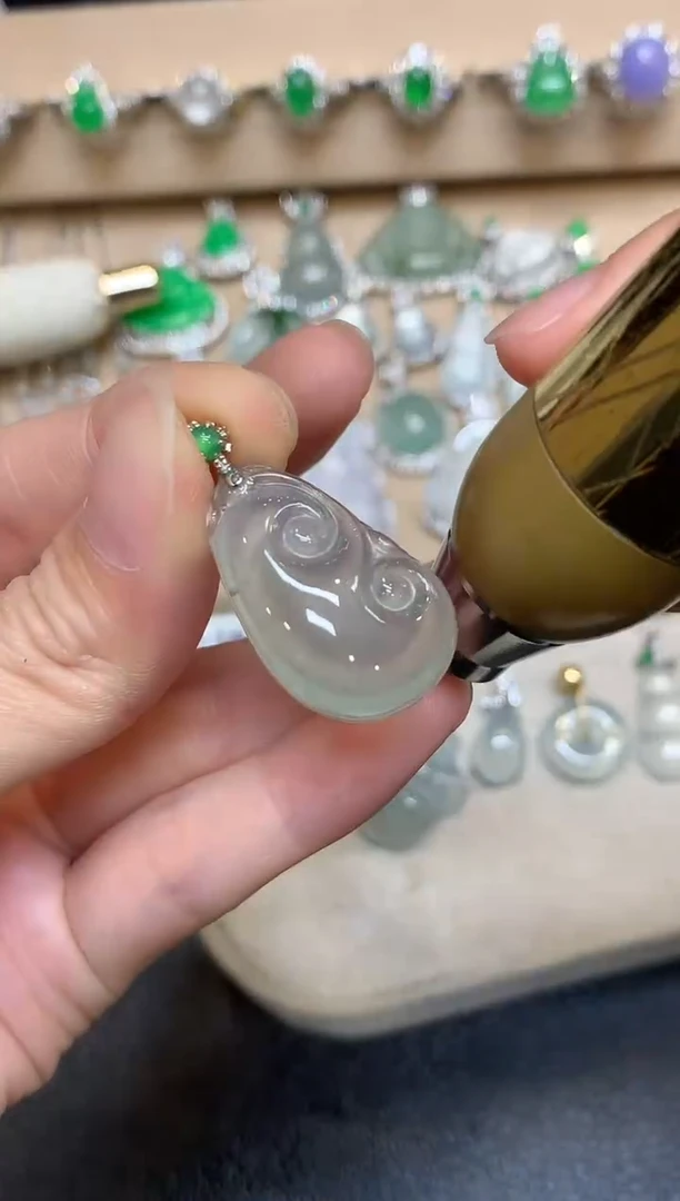 颈饰18K金镶嵌翡翠如意【无服务费