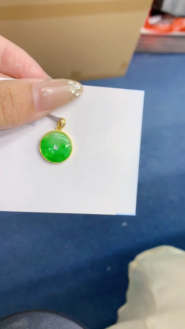 翡翠未镶嵌颈饰           1