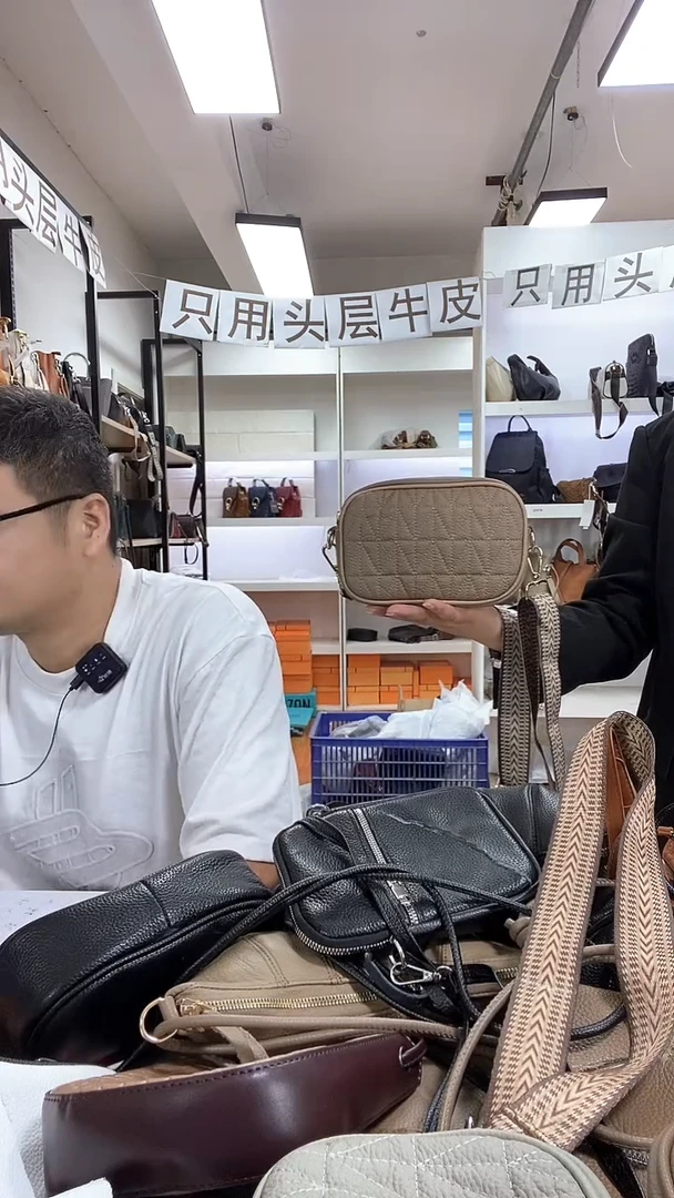 头层牛皮绣线小方包棕色