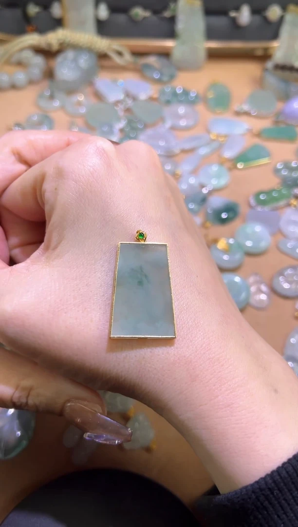 【闪购商品】翡翠颈饰18K金镶嵌无事牌