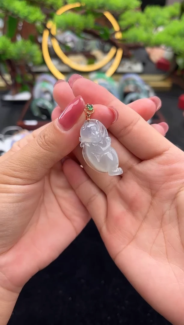 颈饰18K金镶嵌翡翠吊坠