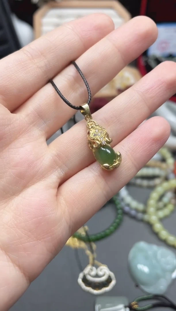 吊坠(赠链)未镶嵌和田玉（碧玉）多样性发货拍一发一