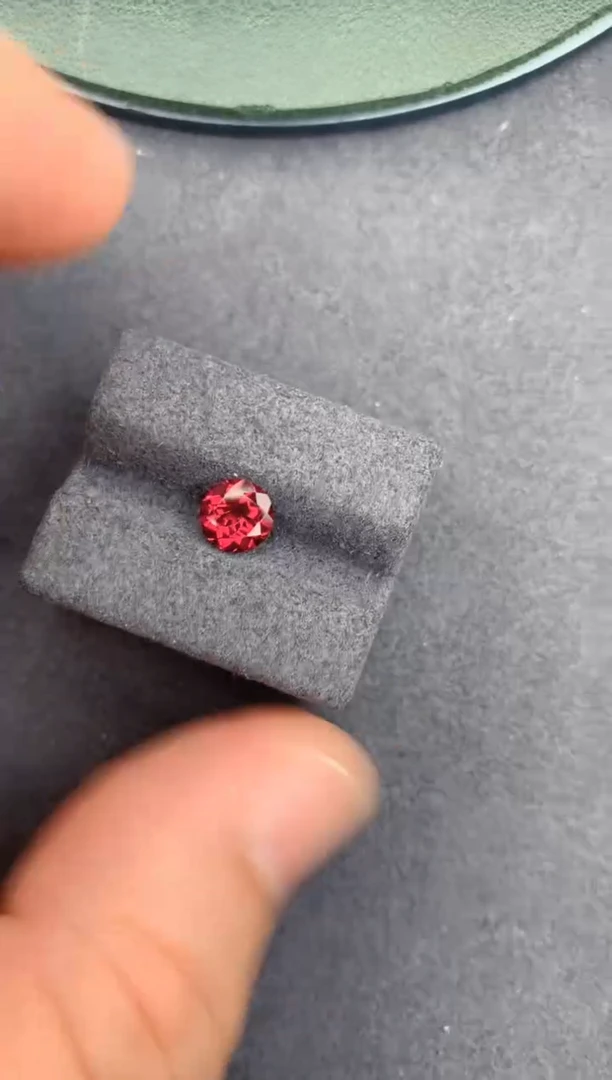 未镶嵌裸石石榴石1ct 镁铝榴石正圆