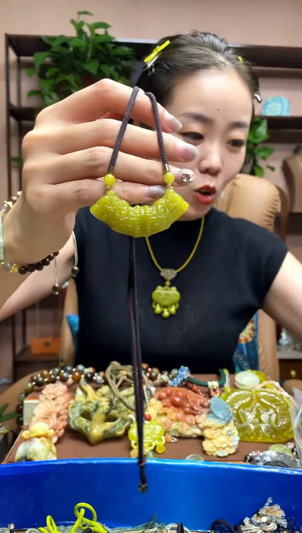 未镶嵌岫玉吊坠多样性发货发其中之一