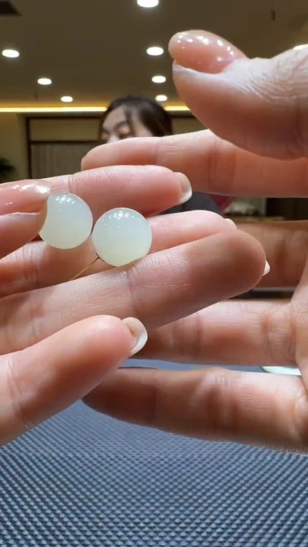 颈饰18K金镶嵌和田玉耳饰一对