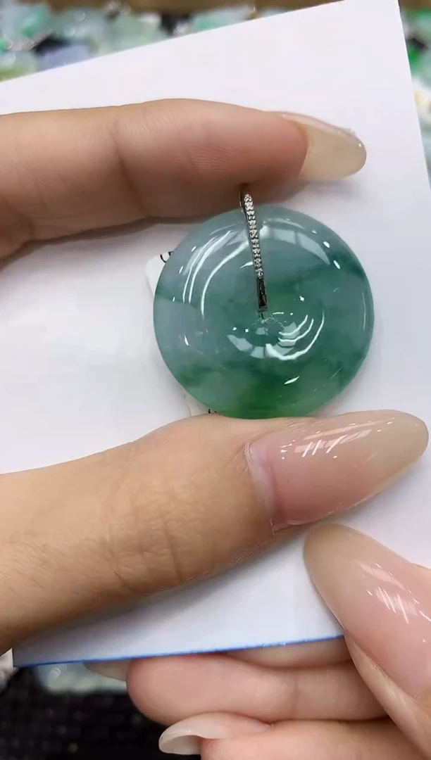 翡翠18K金镶嵌颈饰111111111111