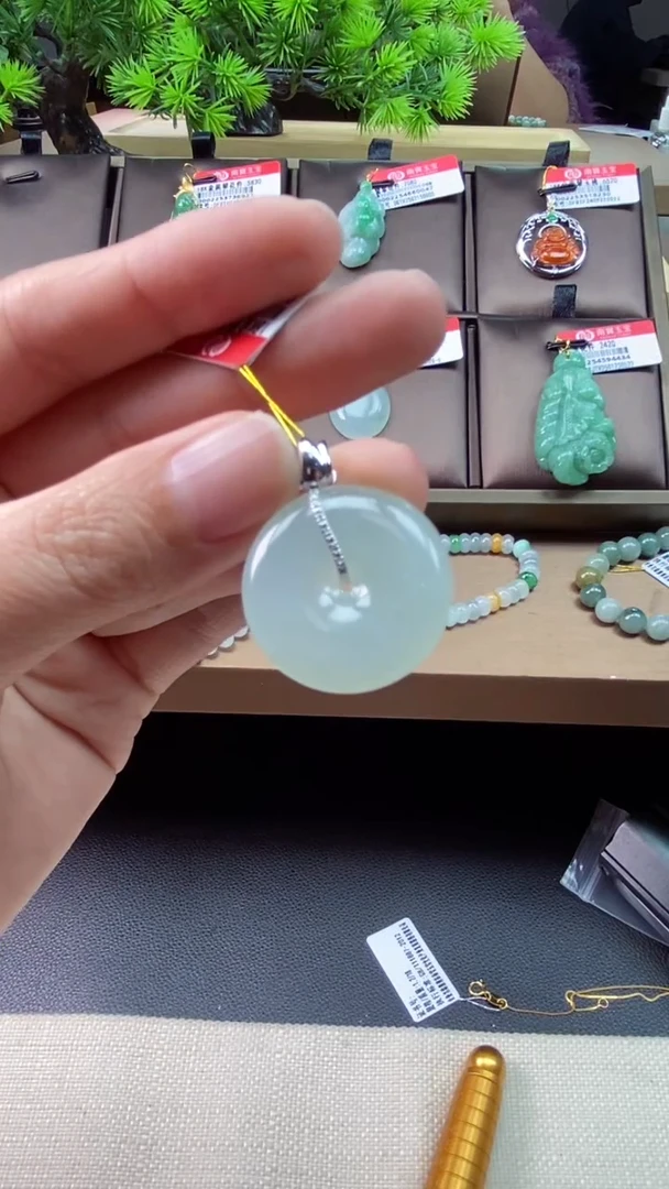 【闪购商品】翡翠颈饰18K金镶嵌平安扣