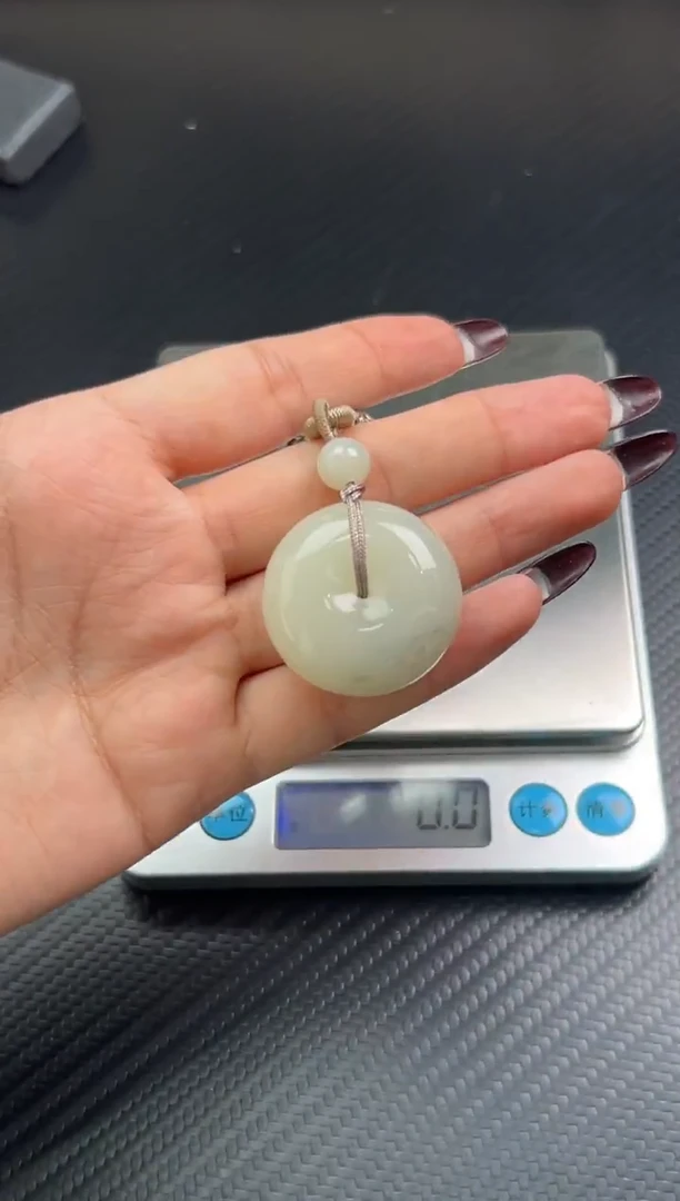 吊坠(赠链)未镶嵌和田玉黑山微色差M