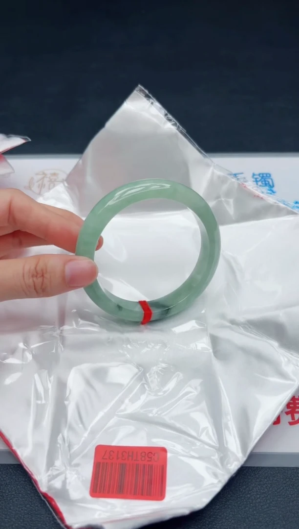 翡翠手镯未镶嵌，默认会有冰丝棉纹棉线，均需要有包容心