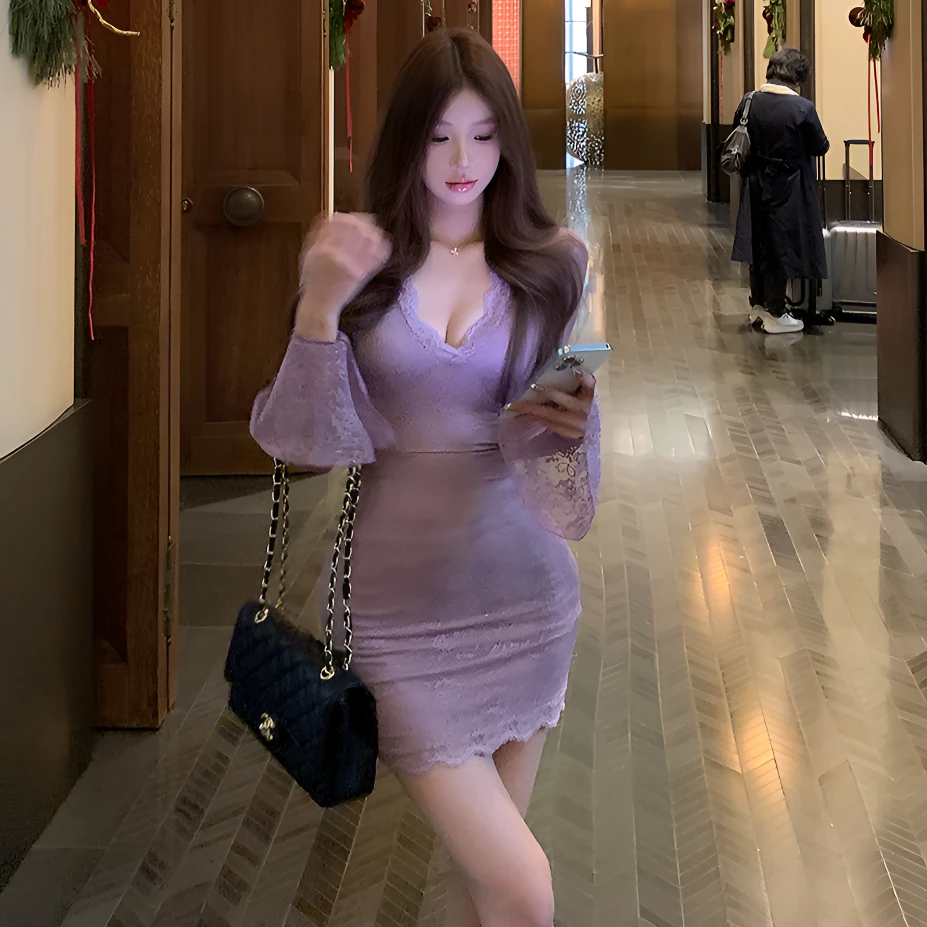 性感辣妹V领喇叭袖蕾丝连衣裙女春季新款收腰显瘦高级感包臀短裙