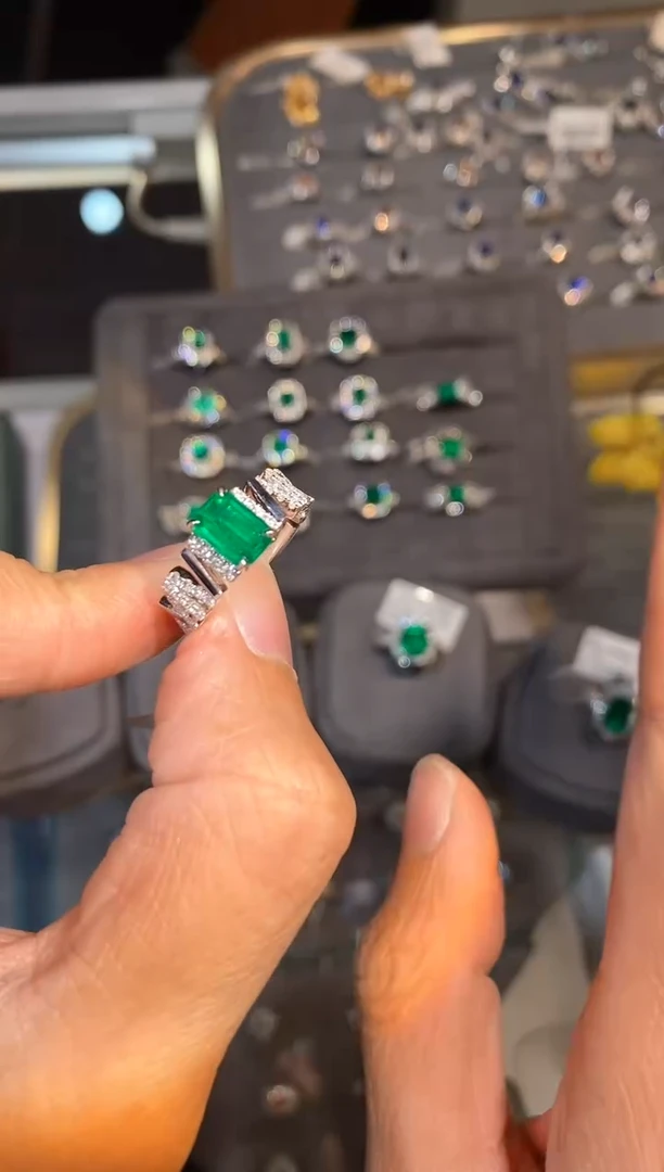 【闪购商品】戒指18K金镶嵌祖母绿1.02ct/展会同步价